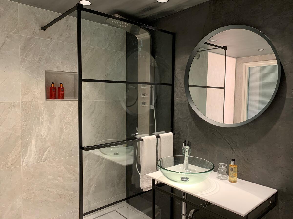 Room bathroom